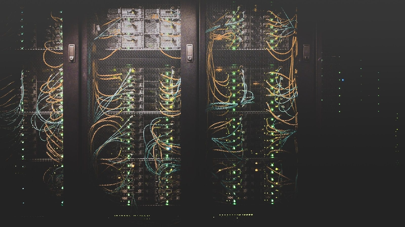 Cabling in a data centre rack